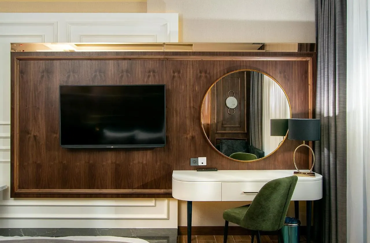 Tnr Otel & Spa كوشاداسيه 3*,